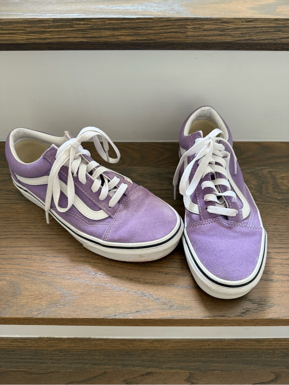 Vans Lavender Low-Top Sneakers with White Stripe

Very gently and barely worn.